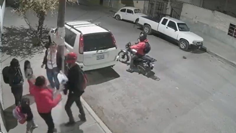 Por: Cortesía Cámara de vigilancia capta a asalto a mano armada en calles de Tehuacán