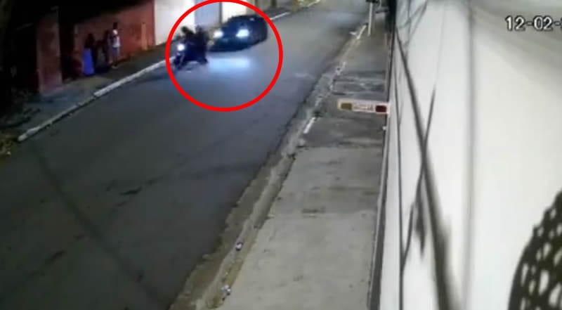 "Justiciero anónimo": Hombre atropella a ladrones justo después de cometer un asalto (Video)