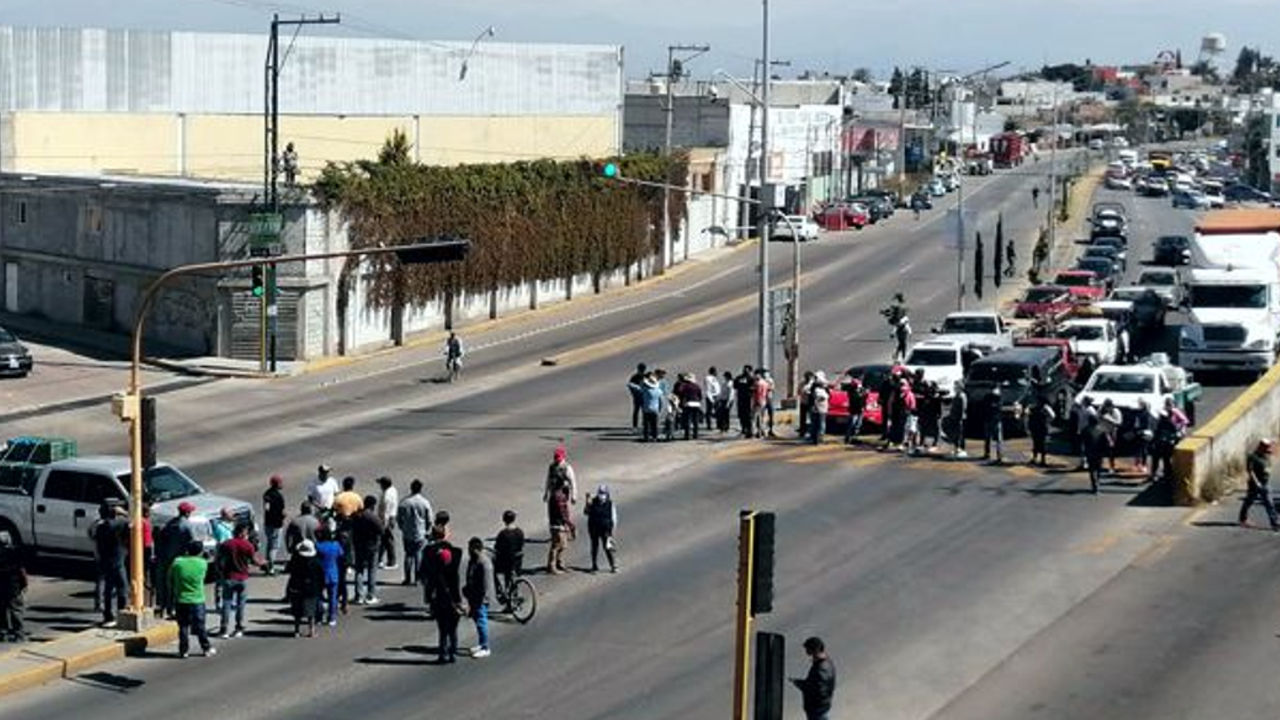 Por: Cortesía Habitantes de Tlaxcalancingo cerraron la Federal Atlixco tras exigir la finalización de obras