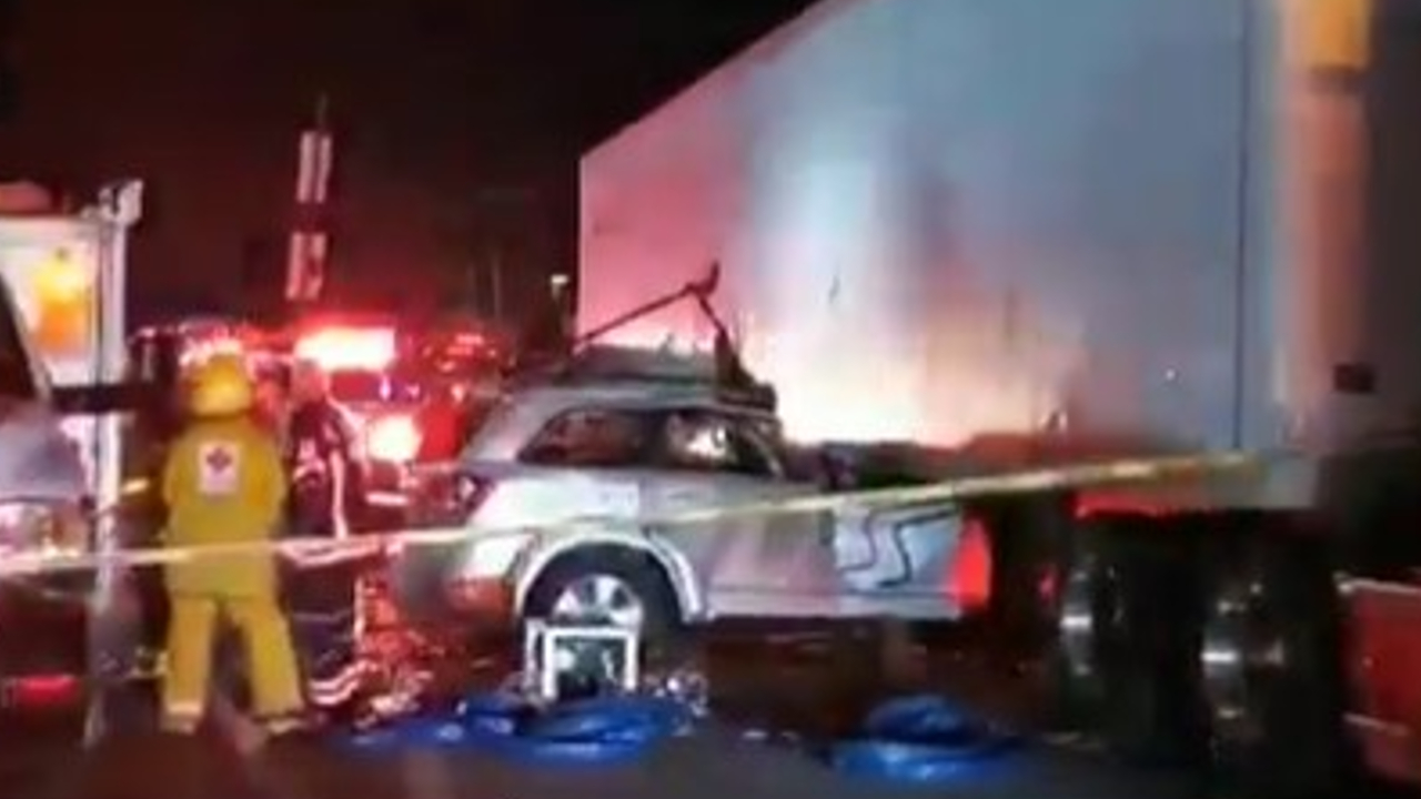 Por: Cortesía Automovilista fallece tras estrellar su camioneta en la caja de un tráiler en el Periférico Ecológico