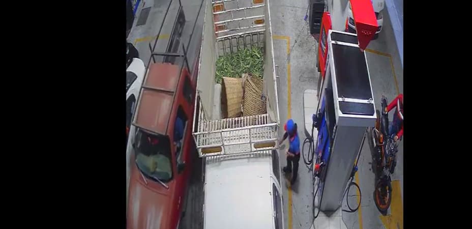 Conductor huyo sin pagar y casi atropella a despachadora de gasolina en Tecamachalco (Video)