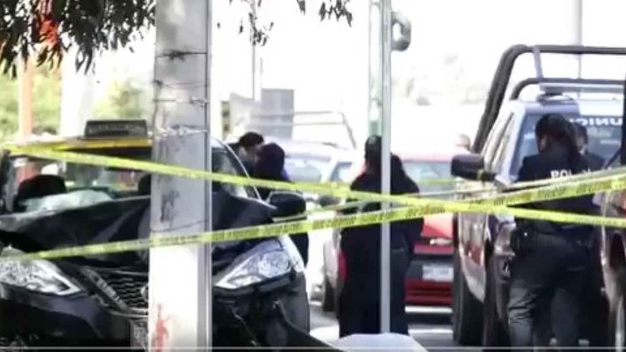 Por: Cortesía Taxista falleció tras sufrir un paro cardíaco y chocar contra un poste en la Federal Atlixco