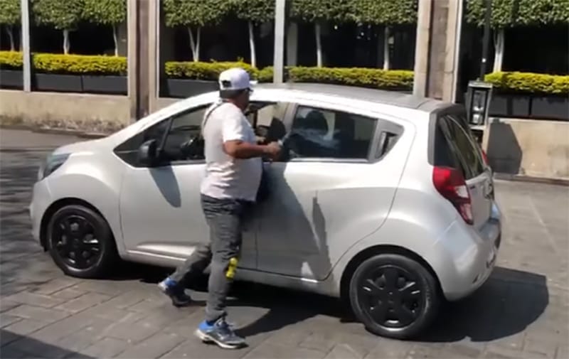 Por: Cortesía Tras discusión, taxista intenta "navajear" a conductor de Uber; el responsable no fue detenido (Video)