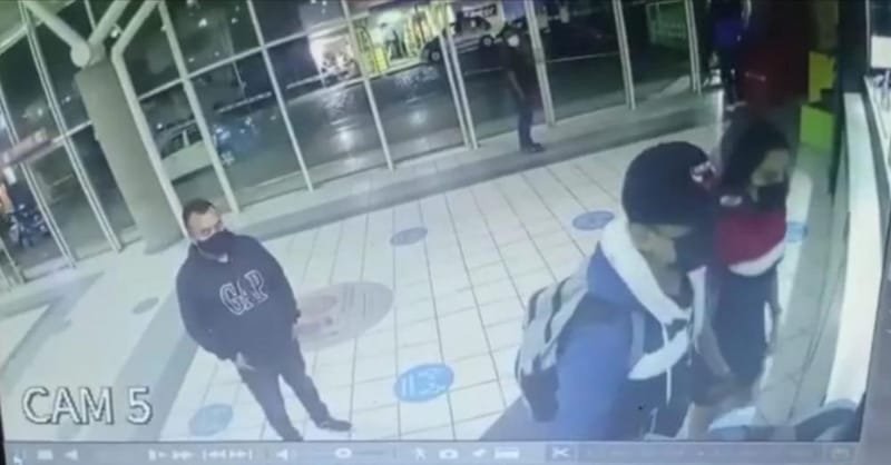 Por: Cortesía Cámaras de vigilancia captan a Jazumi, desparecida en Tehuacán, en compañía de un hombre mayor (Video)