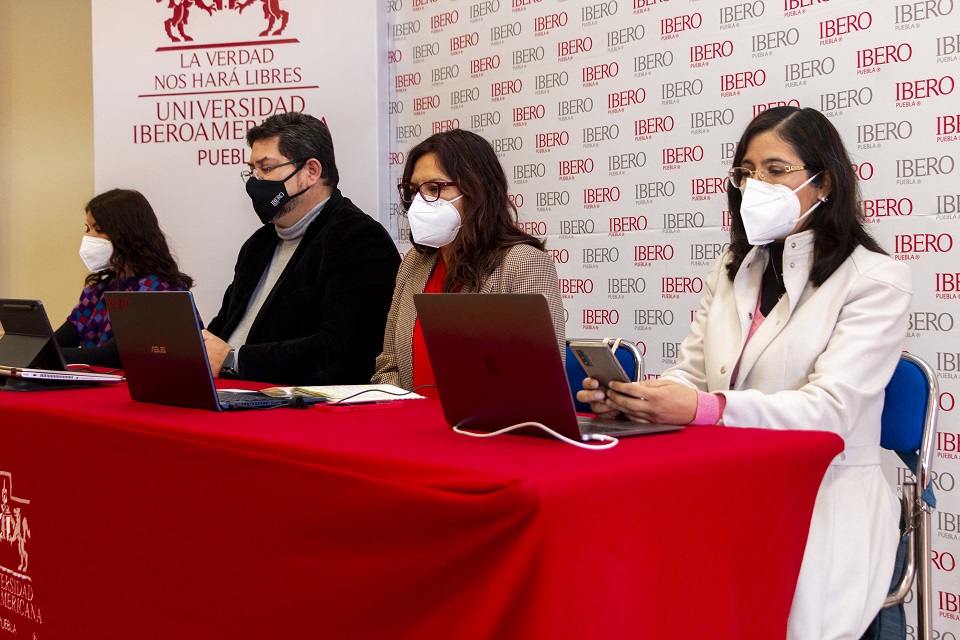 Mujeres trabajan más y ganan menos que los hombres: IBERO Puebla