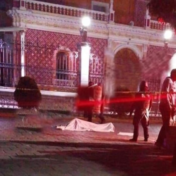 Por: Cortesía Abandonan cadáver en pleno zócalo de Acatzingo con narcomensaje