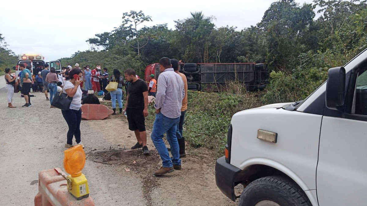 Por: Cortesía Mueren 8 personas y más de 20 resultaron heridos tras volcadura de autobús en la carretera Mérida-Cancún