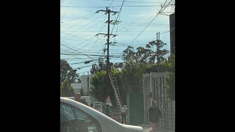 Por: Cortesía Trabajador de TotalPlay se electrocuta y queda colgando de poste en Momoxpan; se reporta grave