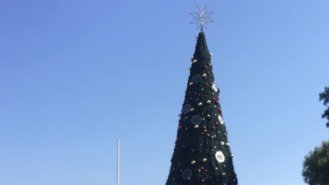 Por: Cortesía En pleno mes de febrero continuaba puesto el Árbol Navideño de San Pedro Cholula