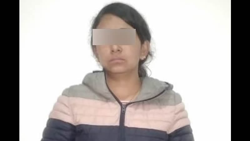 Por: Cortesía Policía detiene a Mariela N. por custodiar un vehículo cargado con huachicol en Chignahuapan