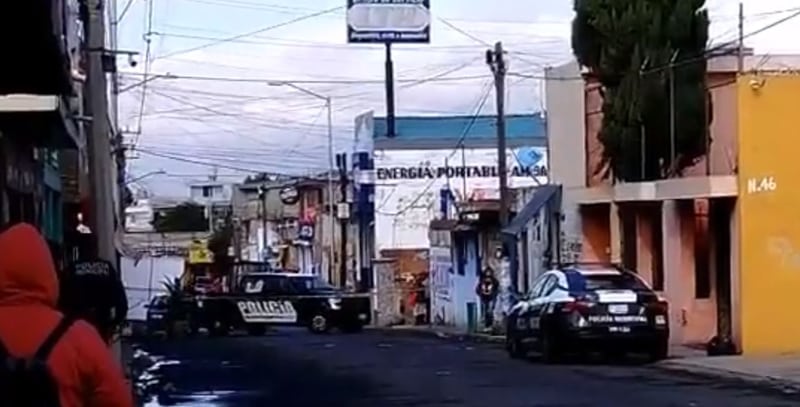 Hieren con arma de fuego a 3 personas en violento asalto en San Pablo Xochimehuacan