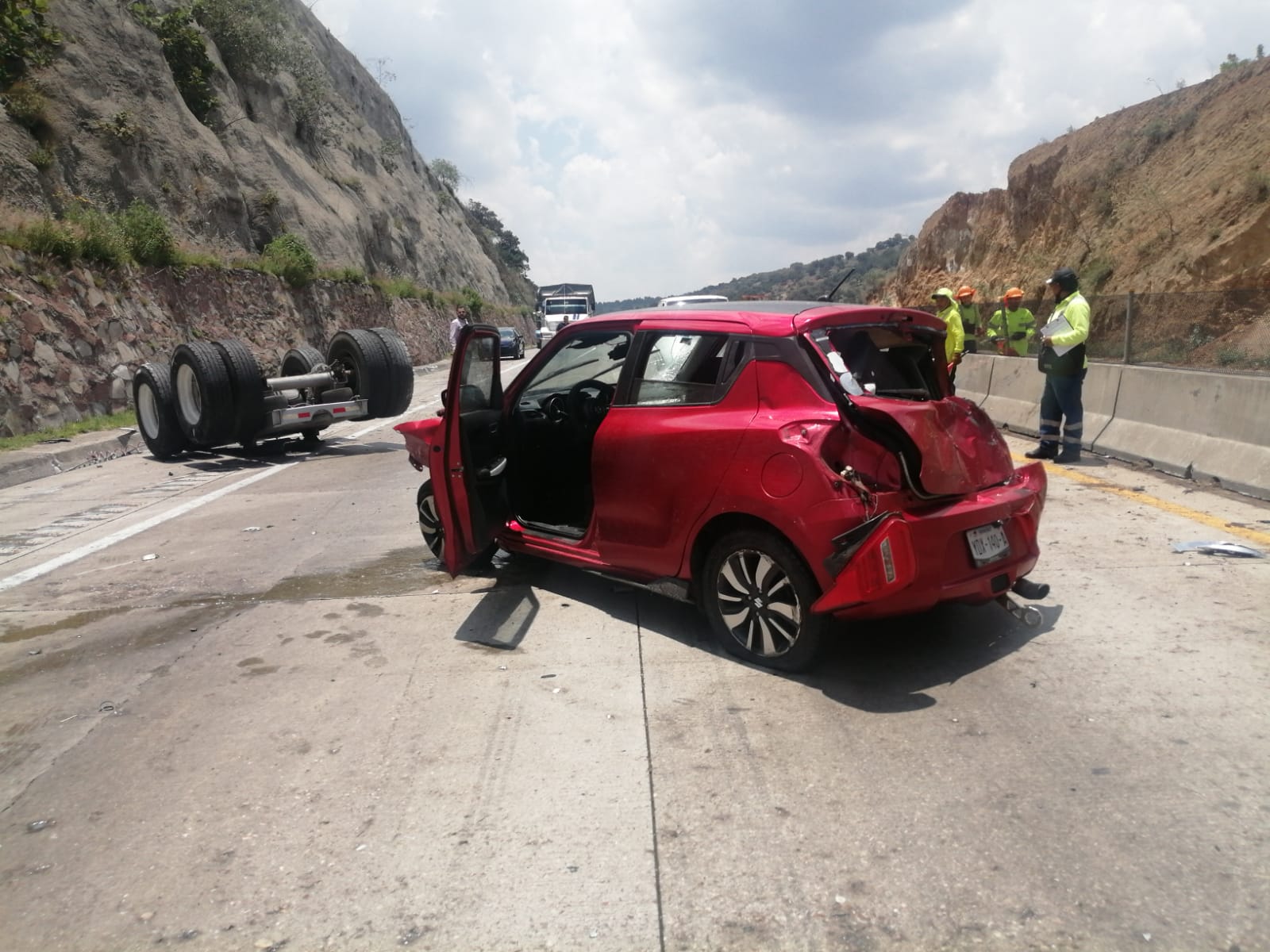 Por: Cortesía Sobrevive conductor a aparatoso accidente sobre Arco Norte