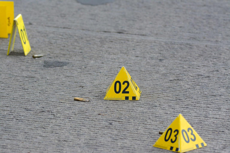 Por: Cortesía Amarran a hombre a un poste y lo golpean tras ser señalado por el asesinato de doctora del IMSS en Chihuahua