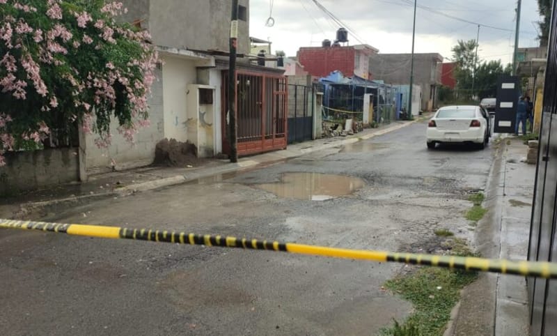 Por: Cortesía Bomberos encuentran cadáver en descomposición medio de incendio en la colonia La Guadalupana