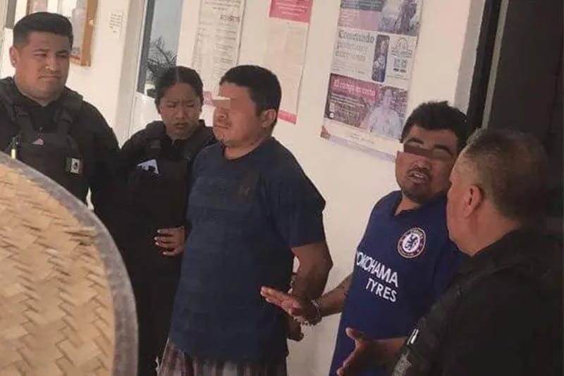 Por: Cortesía Hombres se salvan de ser linchados en Coyotepec tras ser acusados de robachicos; policía logró su rescate