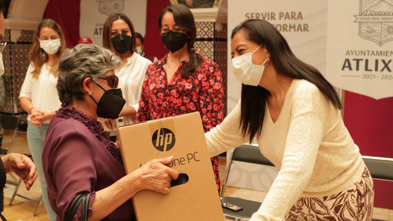 Por: Cortesía Ariadna Ayala entrega apoyos a 11 instituciones educativas de Atlixco atendiendo solicitudes