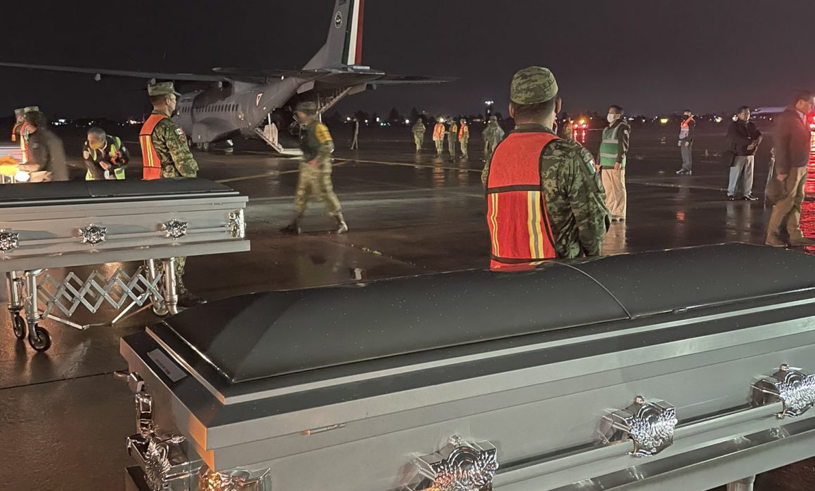 Por: Cortesía Hasta ahora México ha repatriado 16 cuerpos de los 26 migrantes hallados en tráiler de Texas: SRE