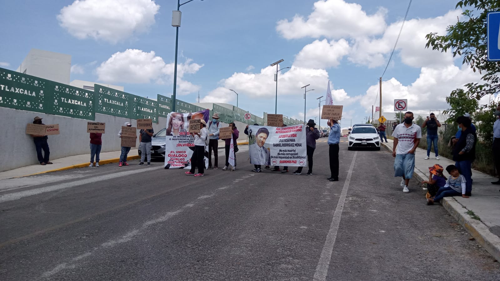 Protestan pobladores de Xicohtzinco durante inauguración de hospital