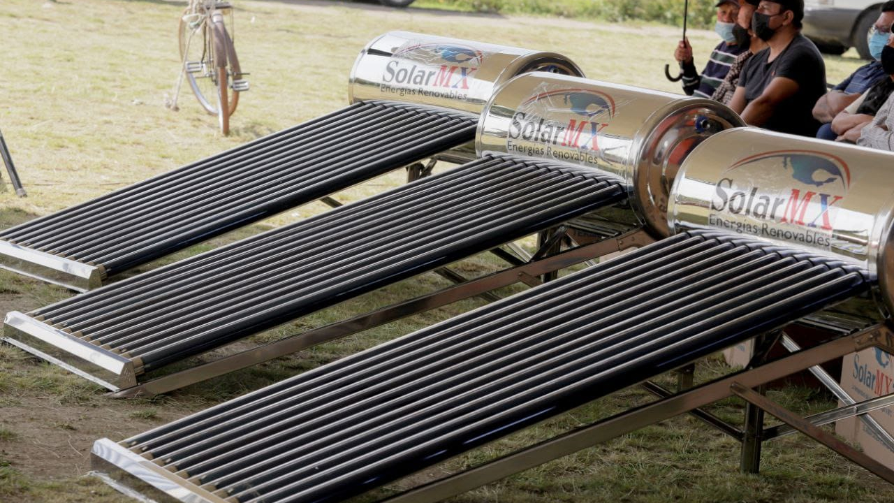 Por: Cortesía Ayuntamiento de San Andrés Cholula entregó 200 calentadores solares en San Rafael Comac
