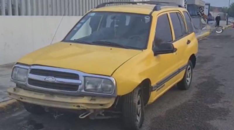 Poblano vuelca su camioneta en Periférico, levanta su vehículo, rechaza ayuda medica a pesar de tener lesionados 