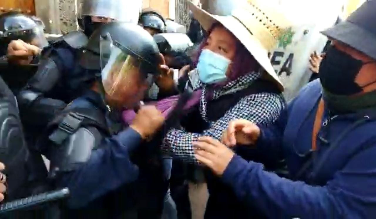 Pobladores de Tlalcuapan son “atendidos” por la SSC, reciben gas lacrimógeno