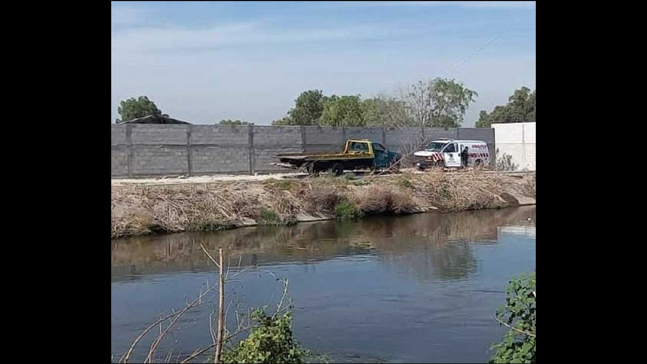 Por: Cortesía Vehículo cae al canal de Valsequillo con dos personas a bordo; uno fue rescatado