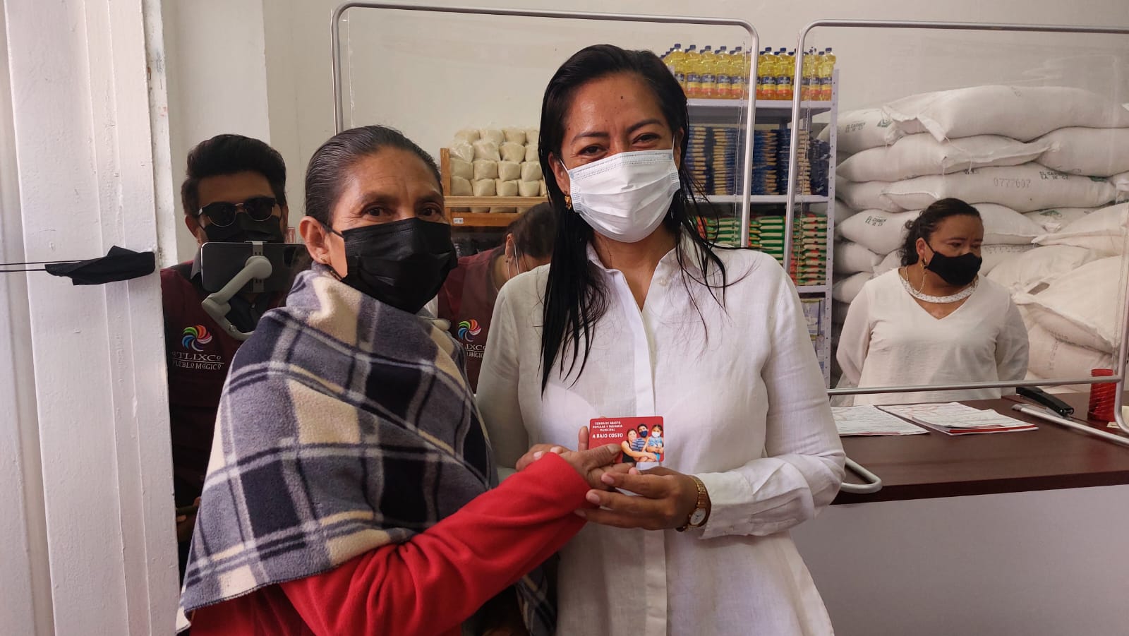 Por: Cortesía Gobierno de Ariadna Ayala apoya la economía de los atlixquenses afiliándolos a la primera tienda de abasto y farmacia municipal