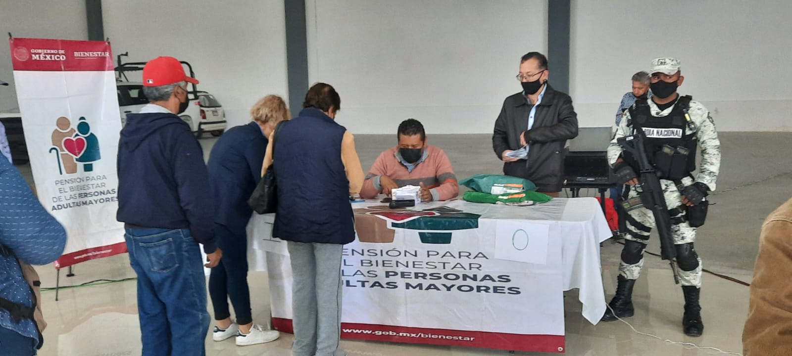 Entregan pensión de adultos mayores en Tetla