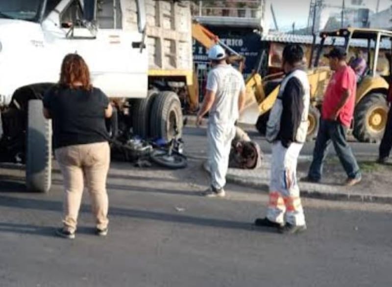 Por: Cortesía Motociclista es arrollado por un camión recolector de basura en Izucar