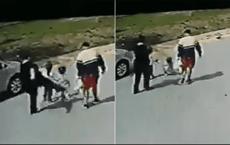 Por: Cortesía Captan indignante momento en vídeo en el que una mujer patea y tira a una inocente niña al piso (Vídeo)