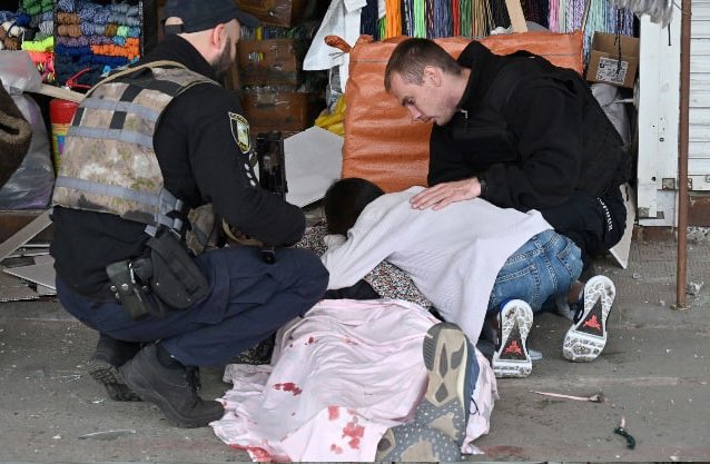 Por: Cortesía Rusia bombardeó área densamente poblada de Kharkiv, Ucrania