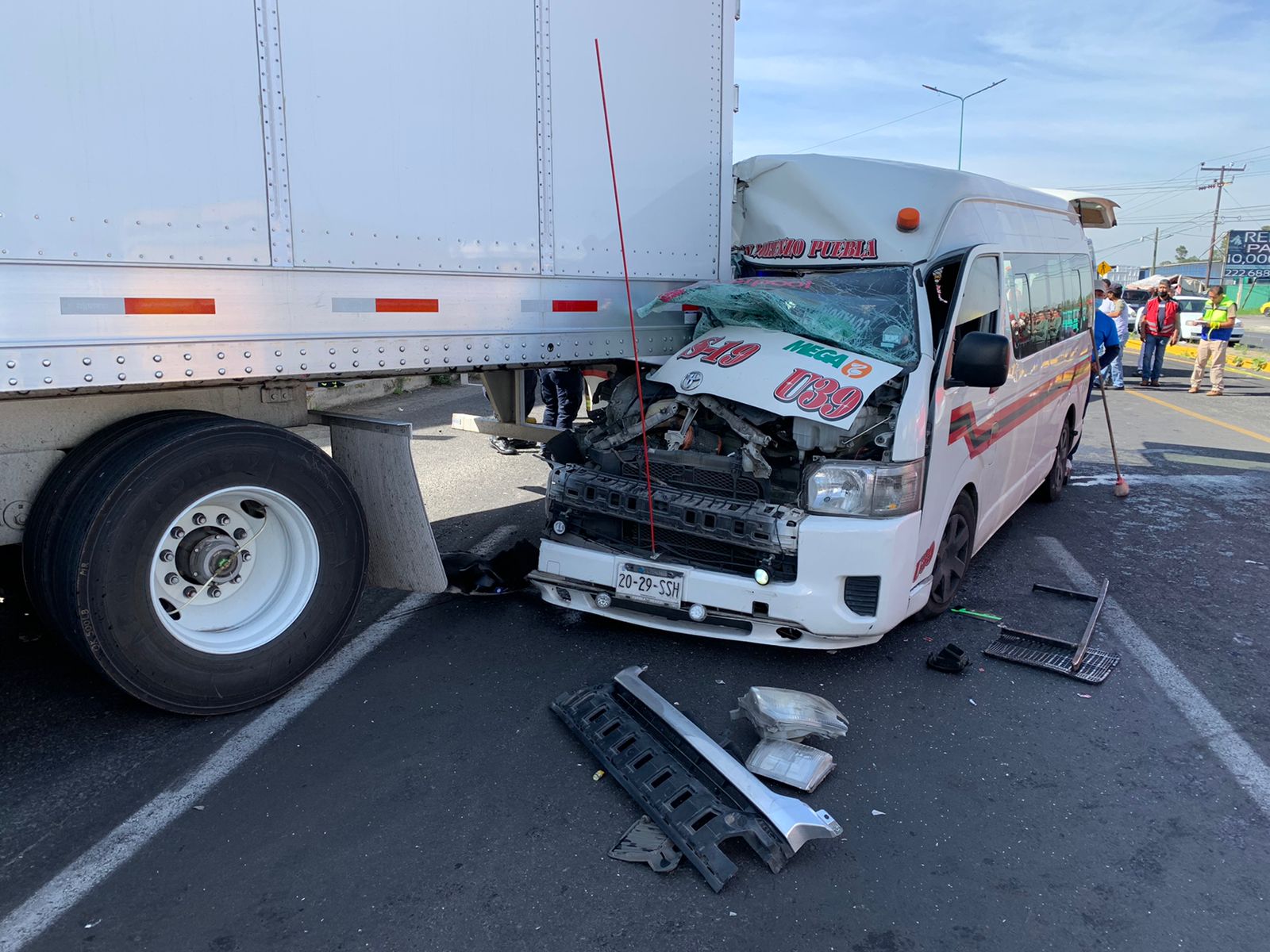 Por: Cortesía Se incrusta colectiva en la parte trasera de un tráiler, en Papalotla; hay 9 lesionados