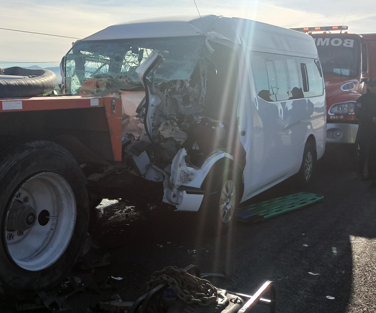 Por: Cortesía Choque entre camioneta y camión deja dos muertos, en Calpulalpan