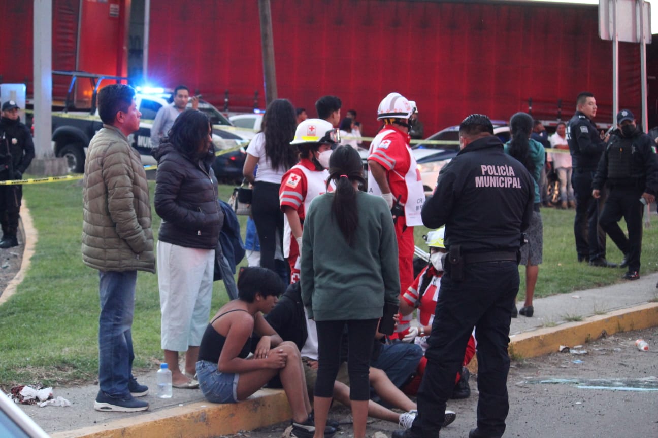 Vuelca unidad de Flecha Azul tras ser impactada por autobus de pasajeros