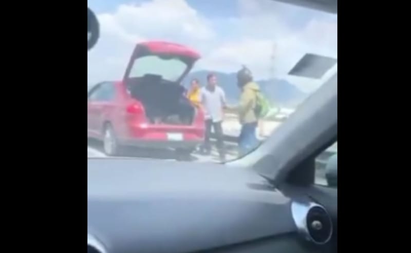 Por: Cortesía "Huyó sin importarle nada": Hombre arroja a conductor desde un puente vehicular tras percance vial