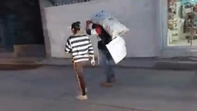 Por: Cortesía Hombre es exhibido por calles de San Rafael Tlanalapan, lo hicieron cargar el producto que hurtó