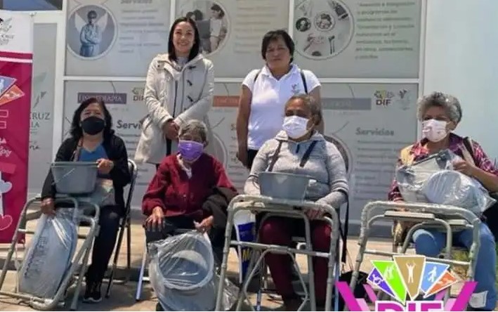 SMDIF de Santa Cruz Tlaxcala entregó aparatos beneficiosos a adultos mayores