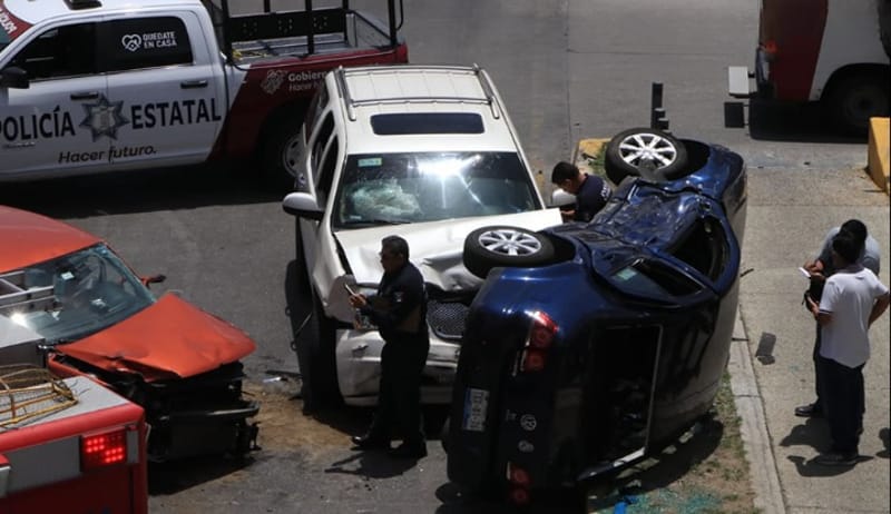 Por: Cortesía Camioneta GMC se pasa un alto y provoca tremendo accidente en vía Atlixcayotl dejando 6 heridos