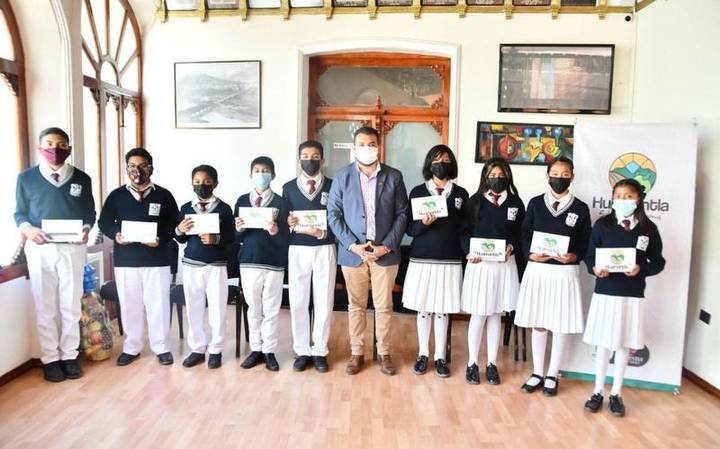 Por: Cortesía Alcalde de Huamantla entrega tabletas a Telesecundaria