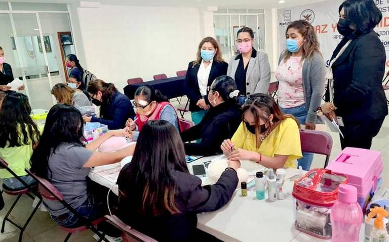 Por: Cortesía Alcalde de Apetatitlán entrega reconocimiento a mujeres participantes de capacitación para el autoempleo