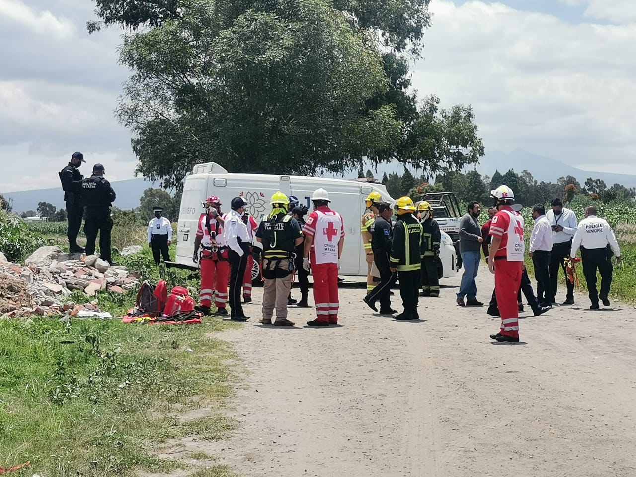 Por: Cortesía Hallan a hombre dentro de barranca de Ayometla