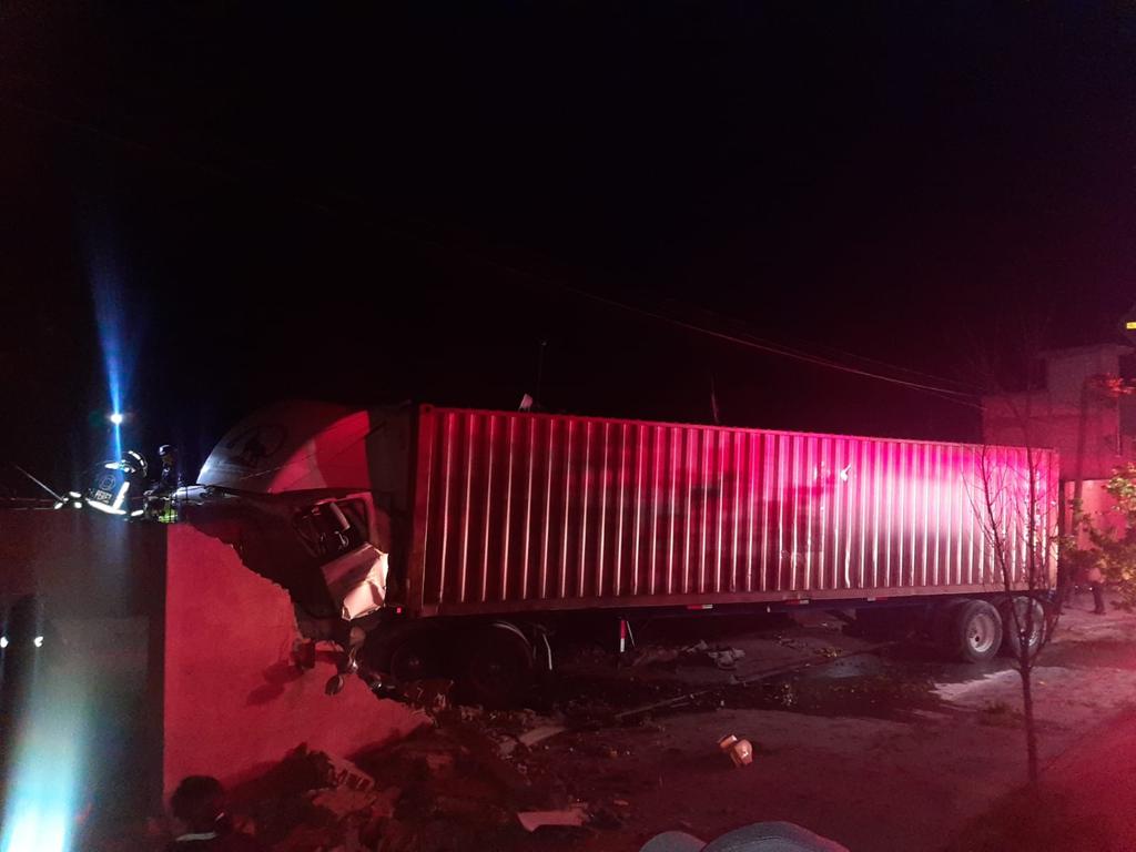 Choca tractocamión contra viviendas y resulta prensando, en Tequexquitla