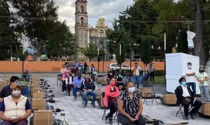 Alcalde de Santa Cruz Tlaxcala entrega herramientas a personas del municipio