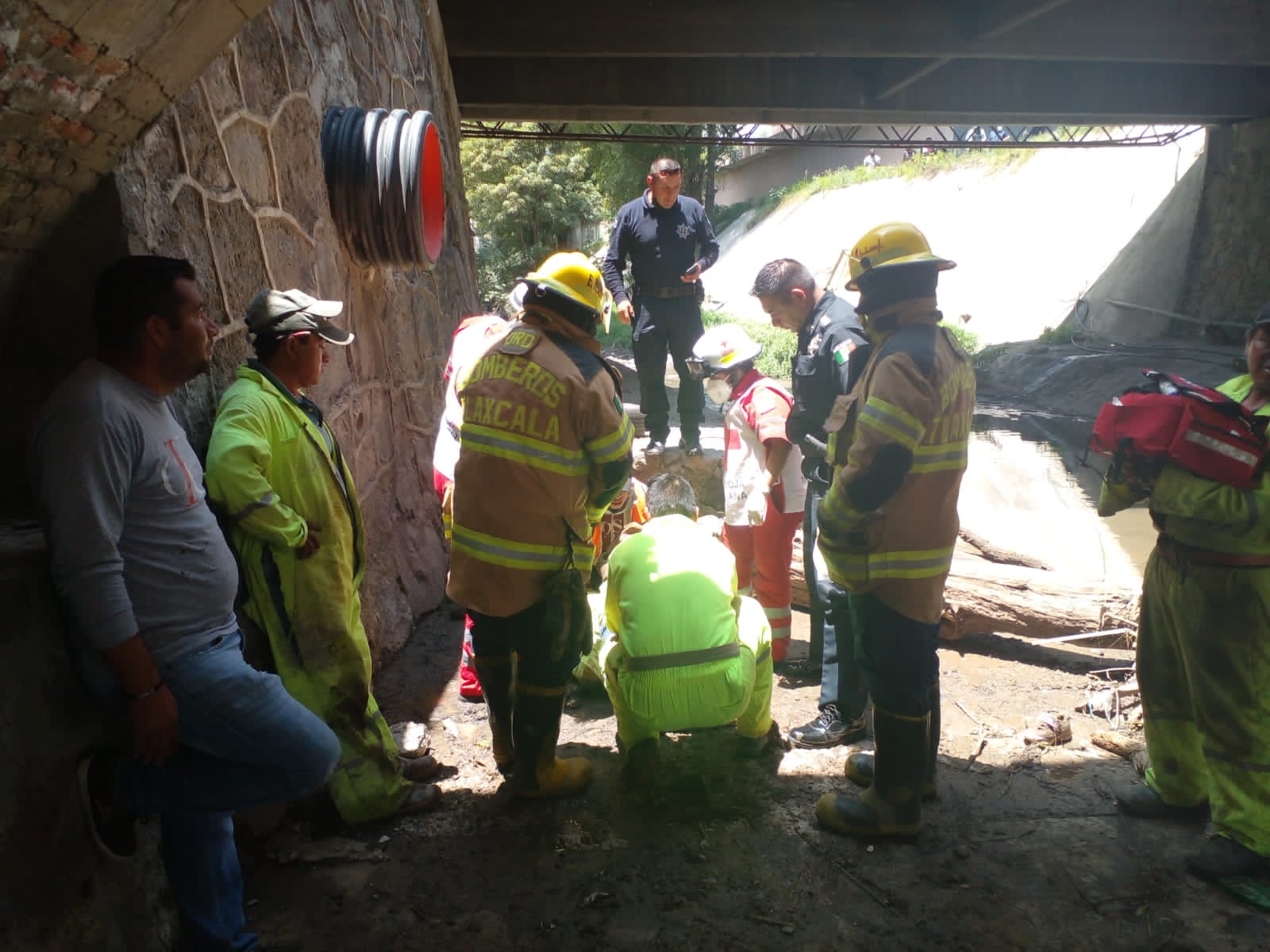 Sufre caída un trabajador en remodelación de puente vehicular, en Tlaxcala
