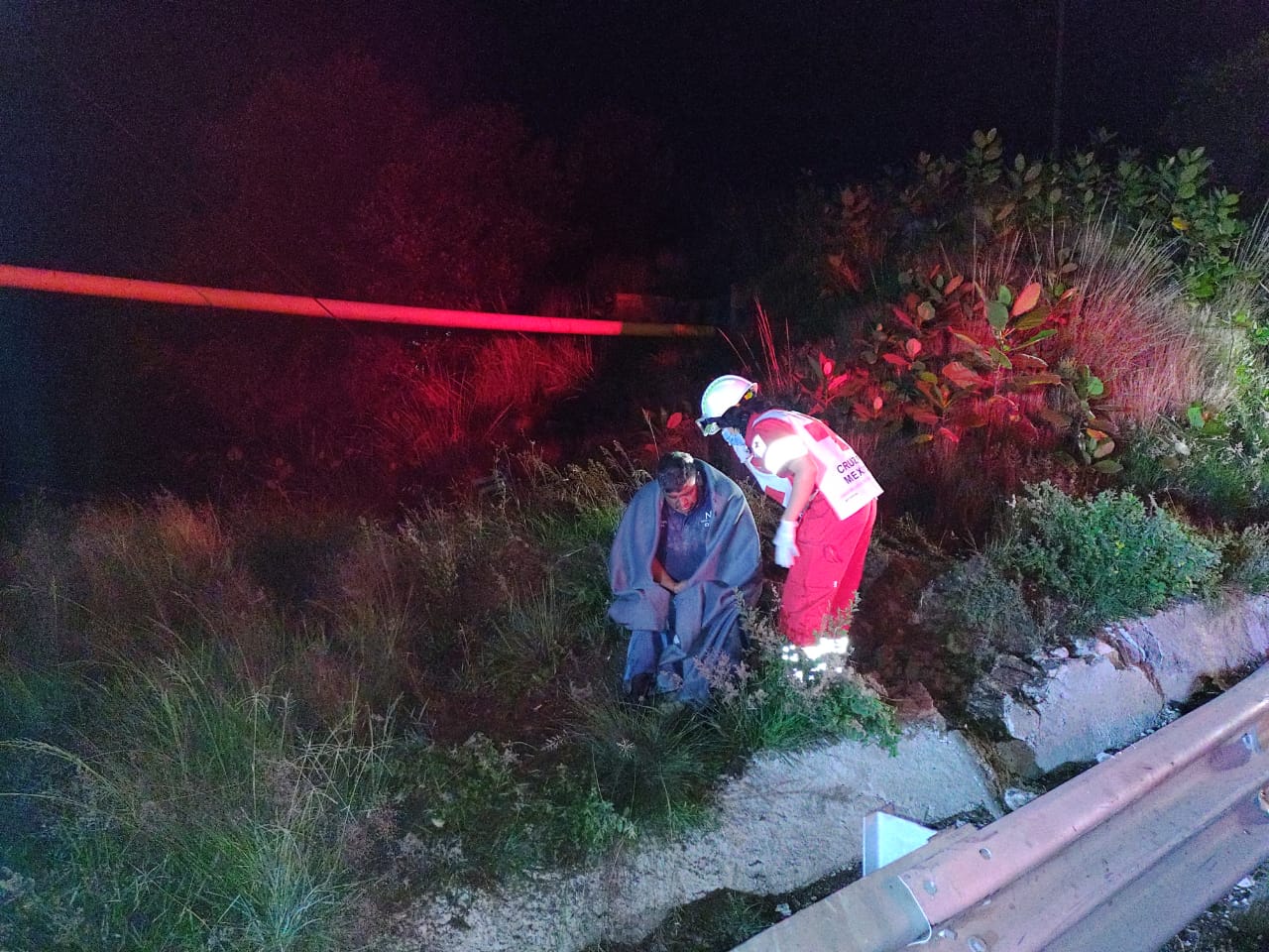 Vuelca tráiler cargado de harina y cae en barranca de Mazatecochco