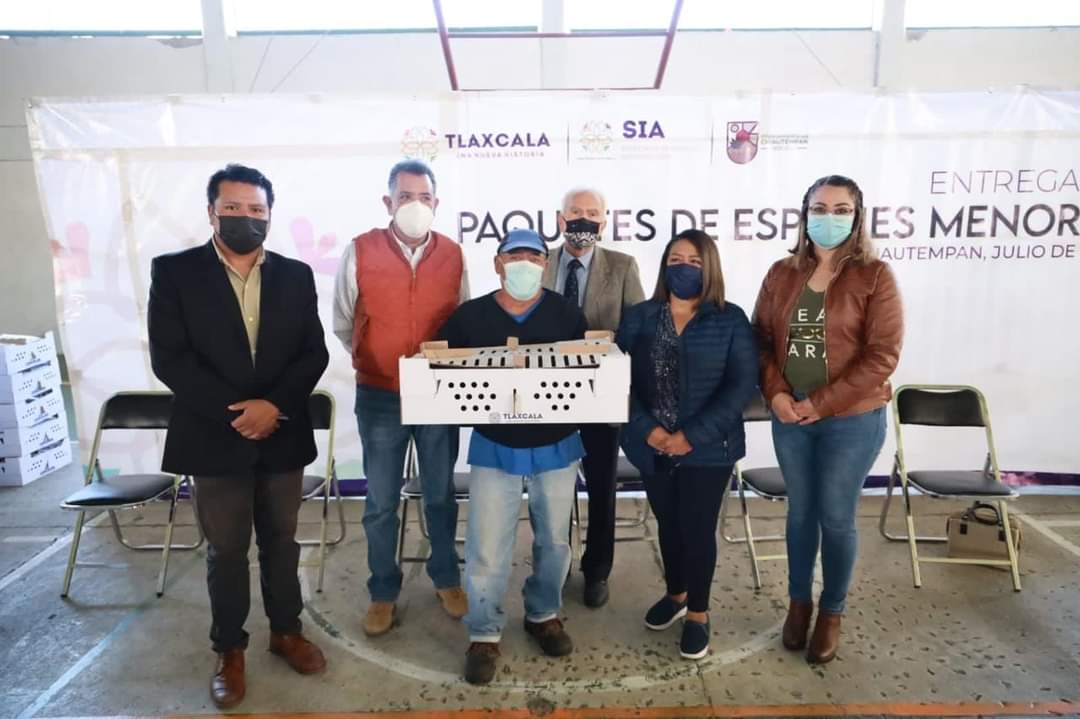 Entregan aves de traspatio en Chiautempan