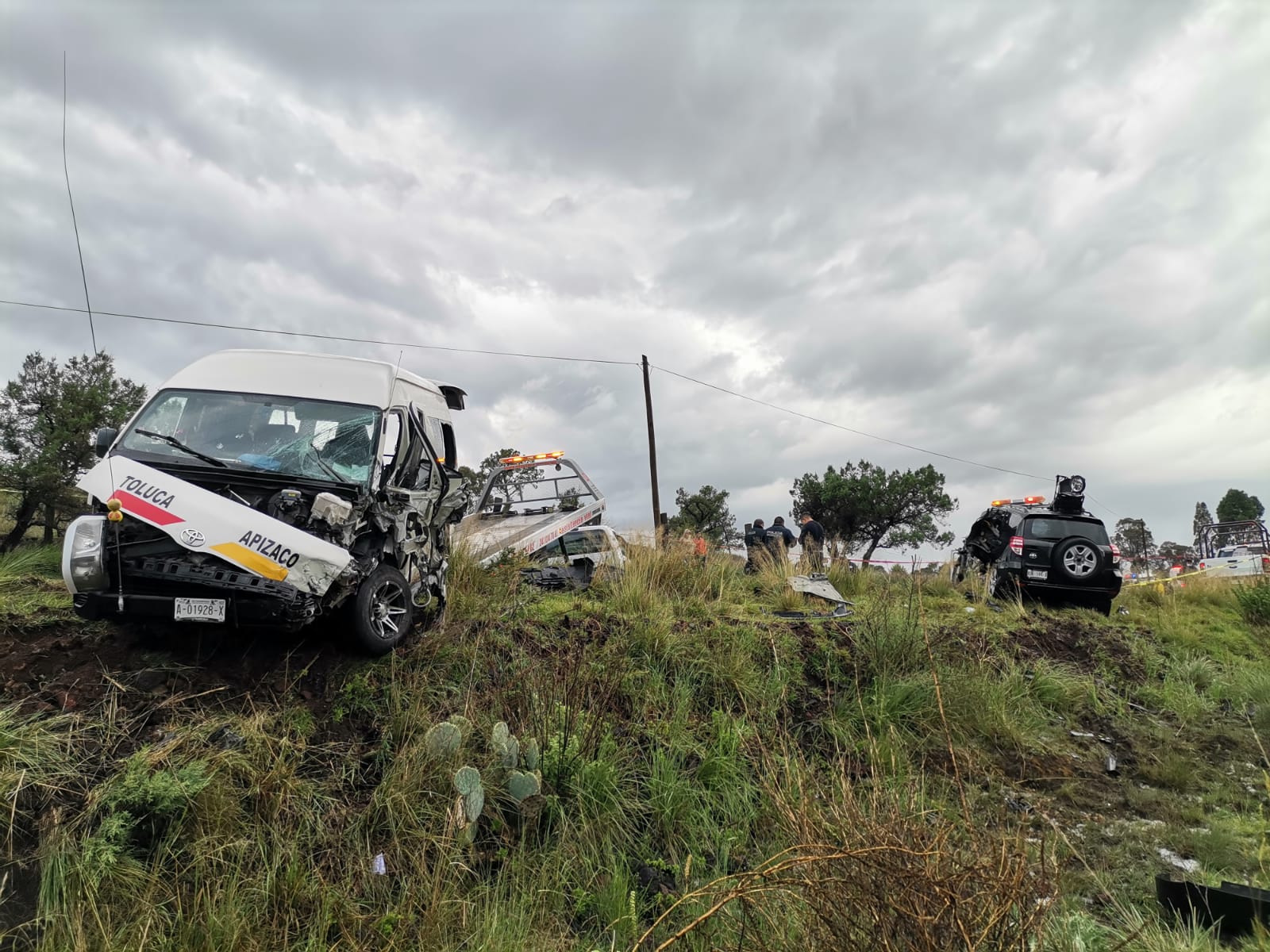 Más de 15 lesionados deja choque de colectiva y camioneta, en Terrenate