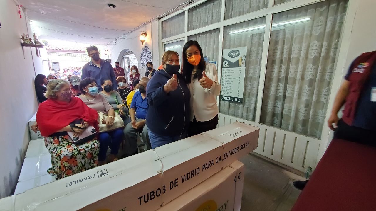 Por: Cortesía Ayuntamiento de Atlixco hizo entrega de calentadores solares equipados para las familias