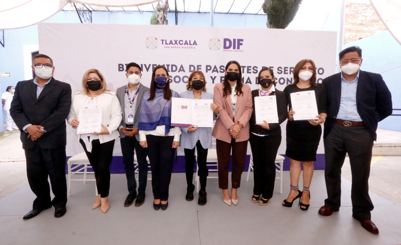 Entrega SEDIF cartas de presentación para servicio social y firmas de convenios