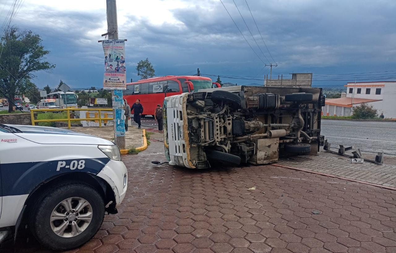 Por: Cortesía Un lesionado deja choque entre auto y camión repartidor, en Tetla